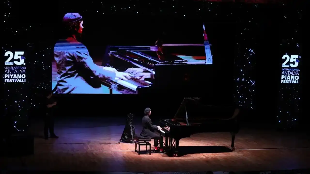 Barış Büyükyıldırım’dan Antalya’da Nefes Kesen Performans: Ayakta Alkışlandı! 6